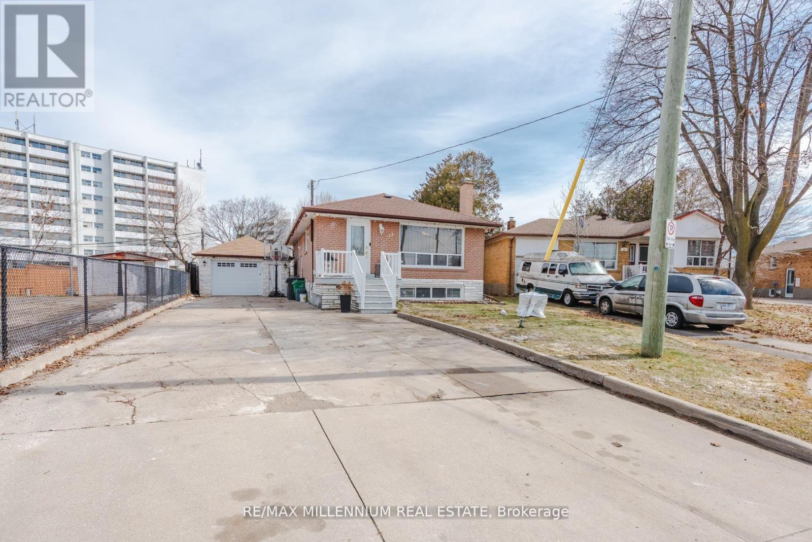 13 CUMBERLAND DRIVE, Brampton, Ontario