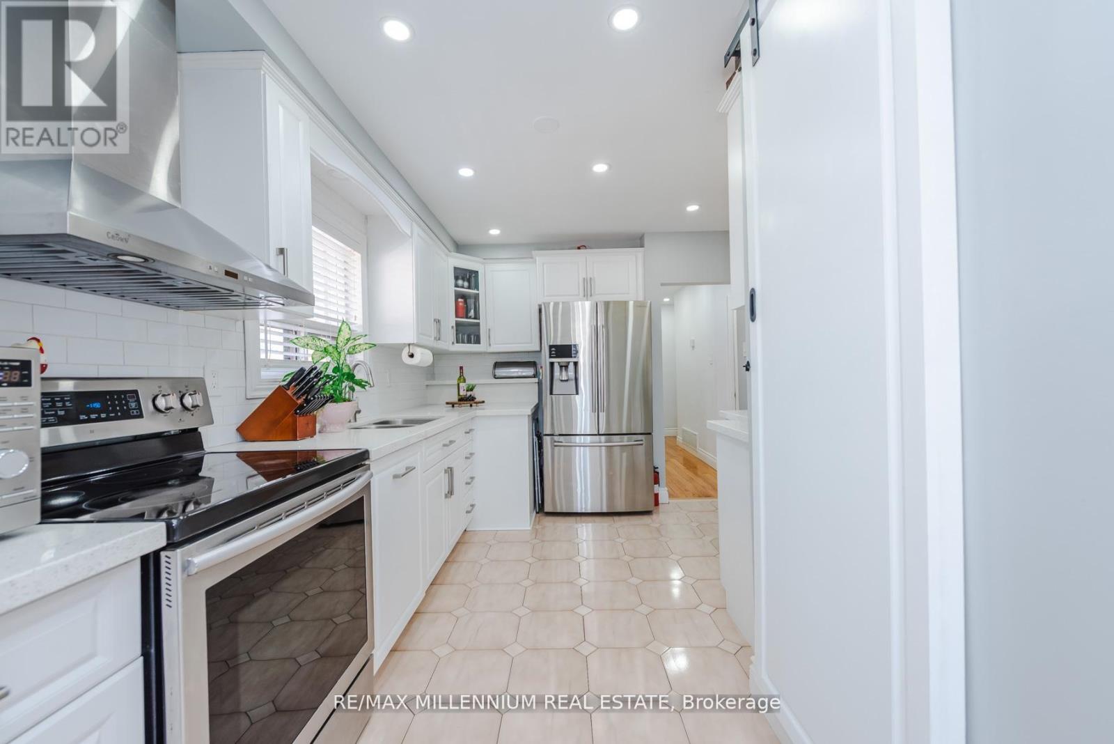 13 Cumberland Drive, Brampton, Ontario  L6V 1W5 - Photo 4 - W13090006