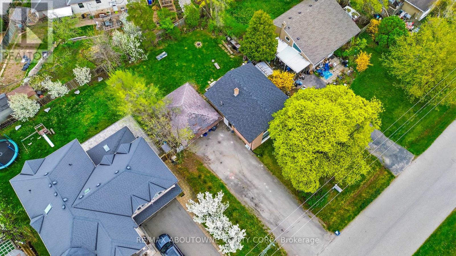 471 Seabourne Drive, Oakville, Ontario  L6L 4E9 - Photo 3 - W13090028