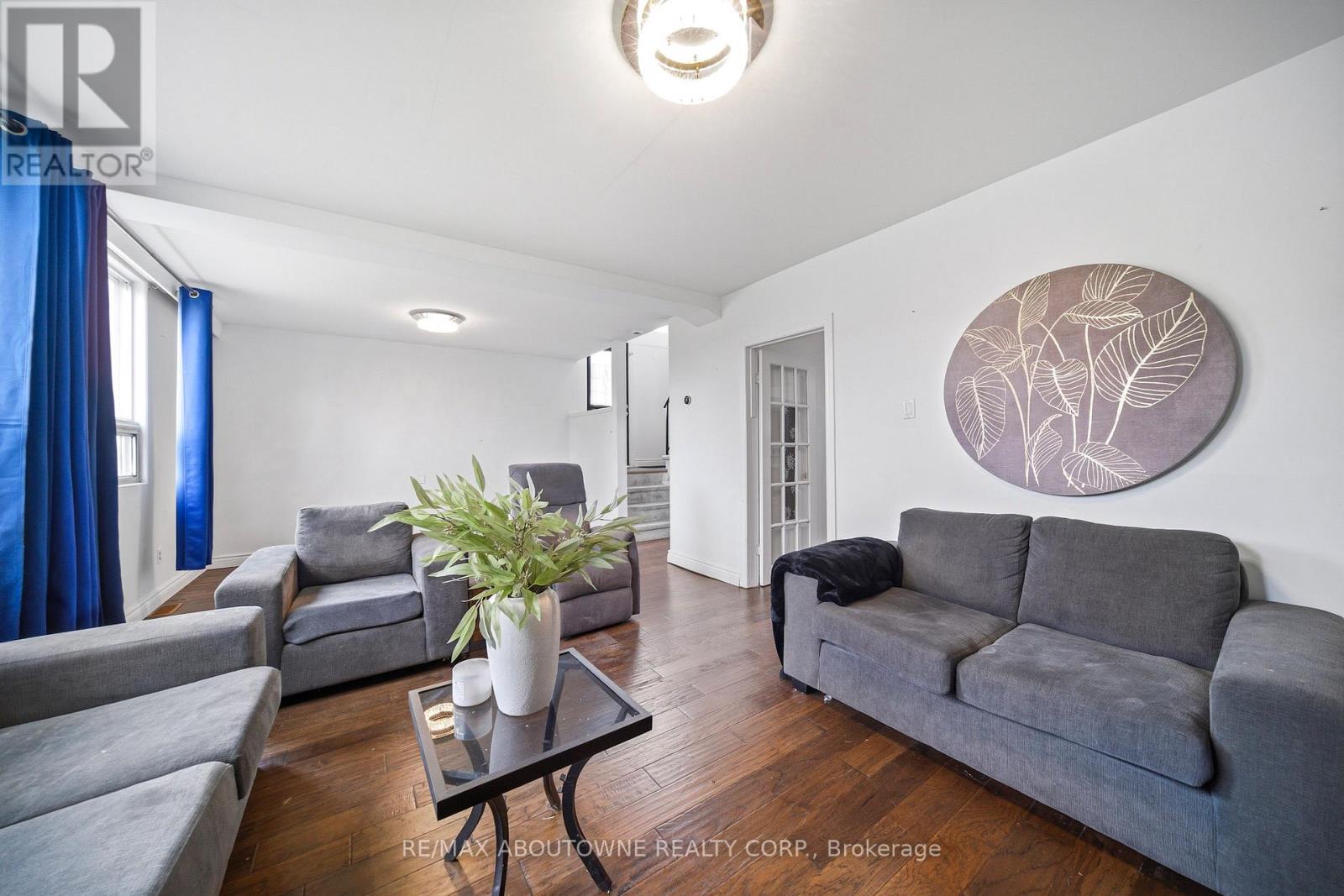 471 Seabourne Drive, Oakville, Ontario  L6L 4E9 - Photo 4 - W13090028
