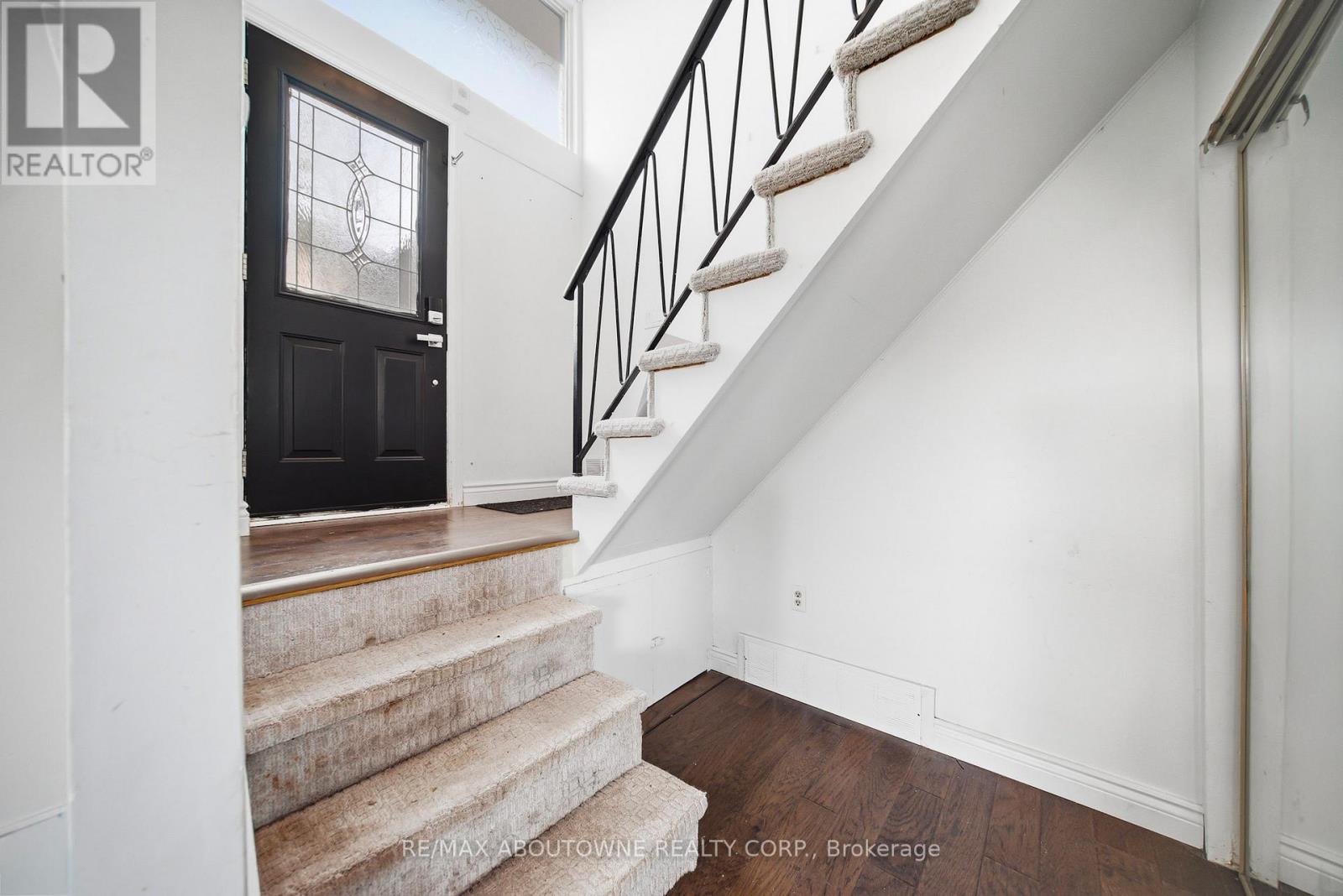 471 Seabourne Drive, Oakville, Ontario  L6L 4E9 - Photo 5 - W13090028