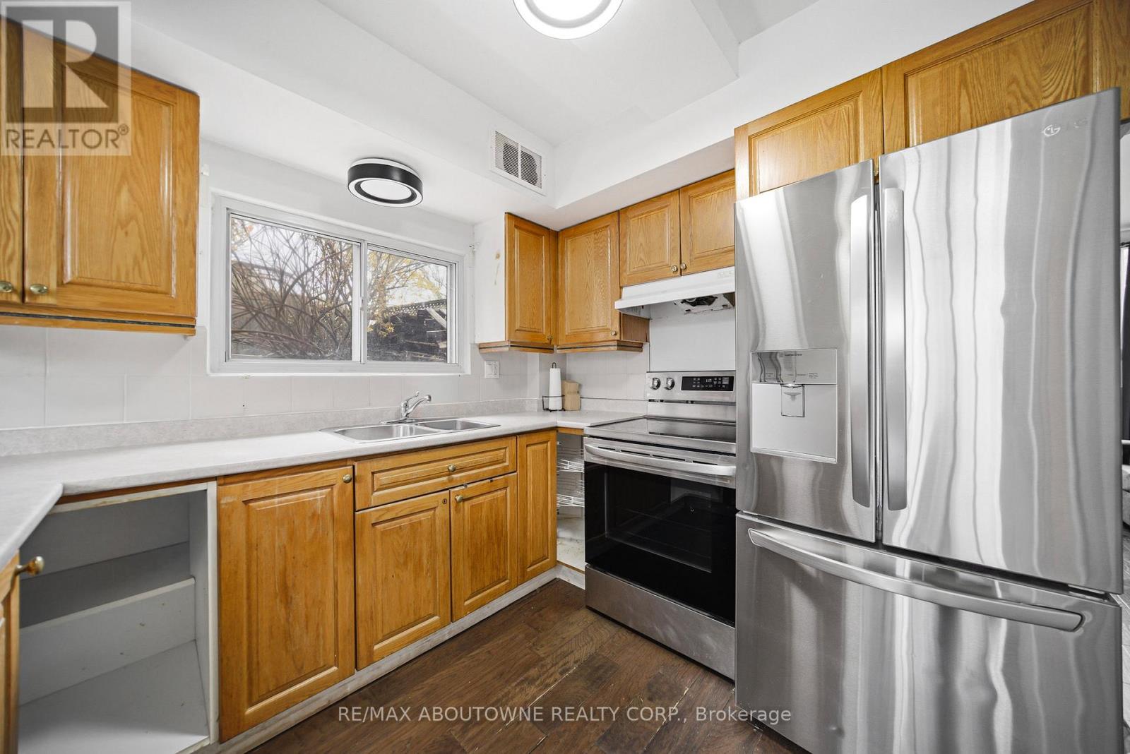 471 Seabourne Drive, Oakville, Ontario  L6L 4E9 - Photo 9 - W13090028