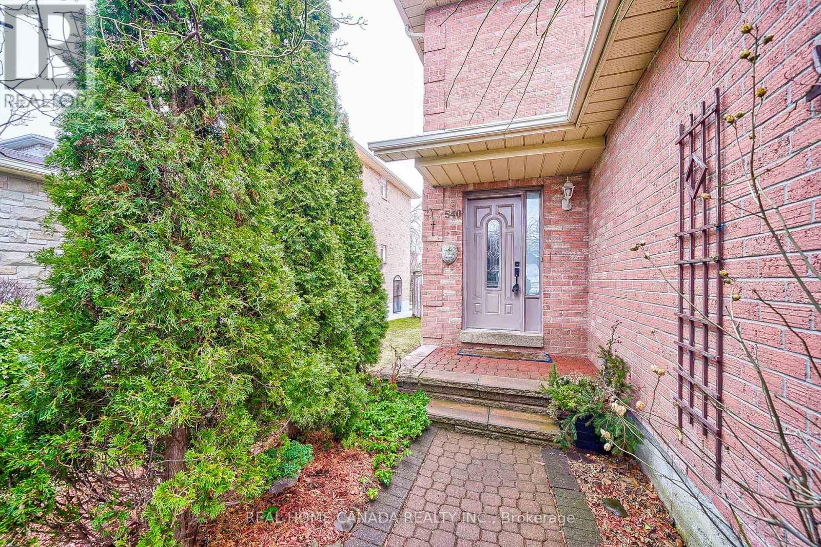 540 Bluesky Crescent, Mississauga, Ontario  L5R 2S2 - Photo 3 - W13090078