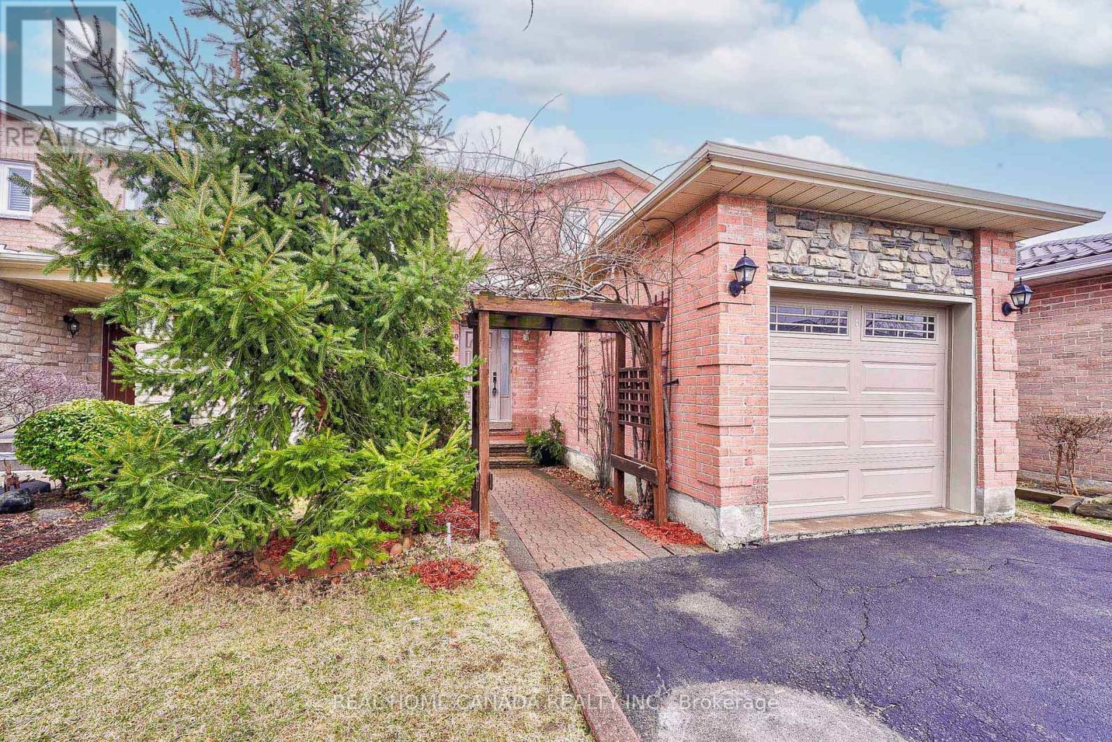 540 Bluesky Crescent, Mississauga, Ontario  L5R 2S2 - Photo 4 - W13090078