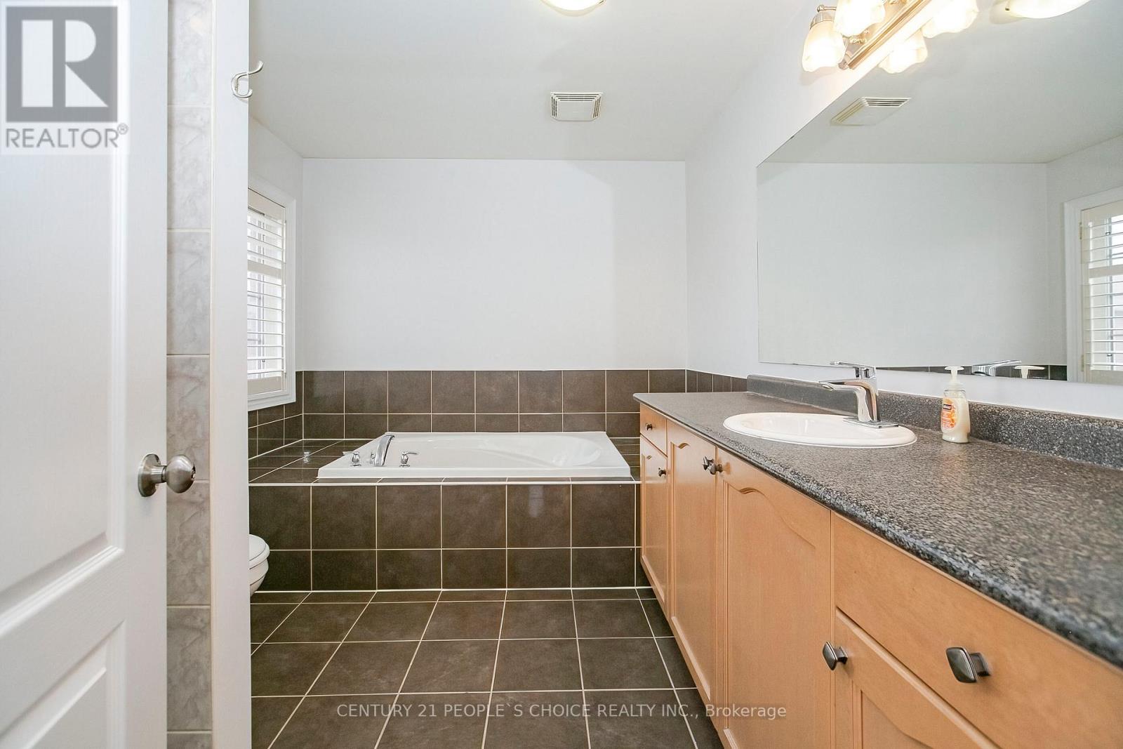 33 Accent Circle, Brampton, Ontario  L7A 0L3 - Photo 35 - W13090086