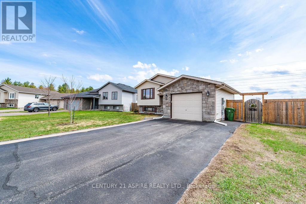 17 Newport Drive, Petawawa, Ontario  K8H 0C9 - Photo 3 - X13090376