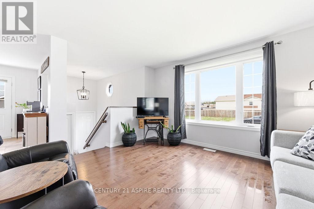 17 Newport Drive, Petawawa, Ontario  K8H 0C9 - Photo 6 - X13090376