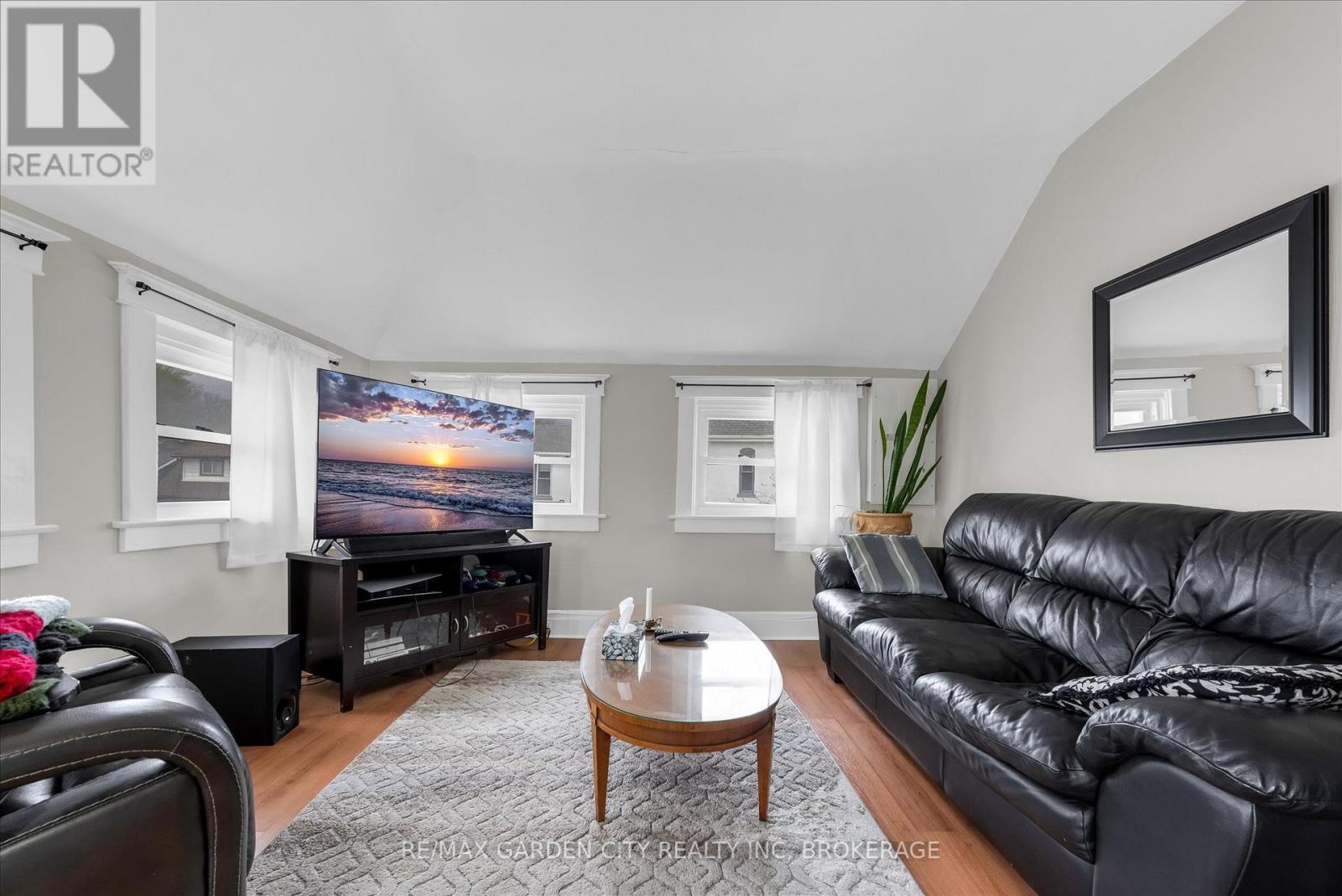 19 Thomas Street, St. Catharines, Ontario  L2R 6L7 - Photo 23 - X13090534