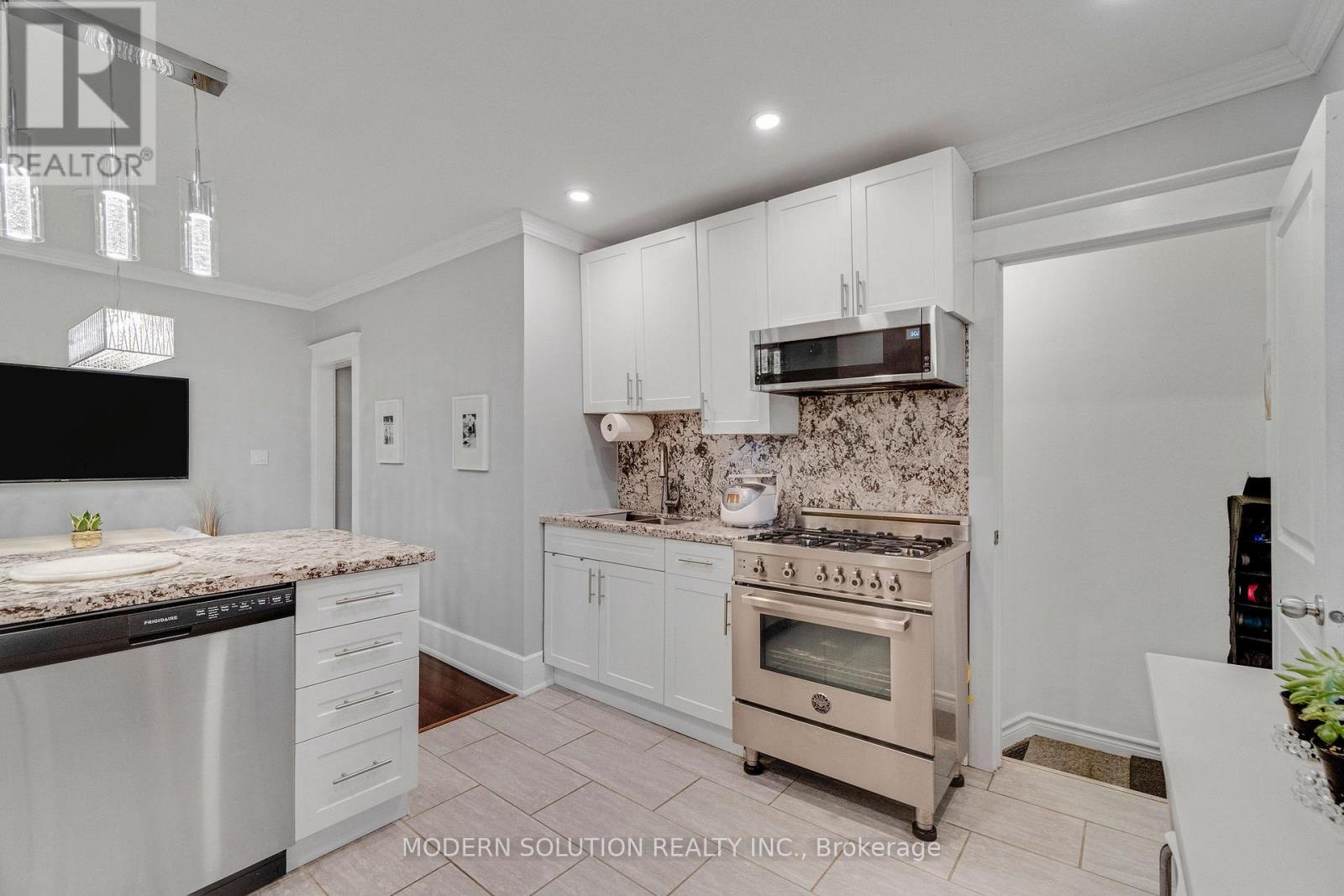 741 Milverton Boulevard, Toronto, Ontario  M4C 1Y3 - Photo 16 - E13019050