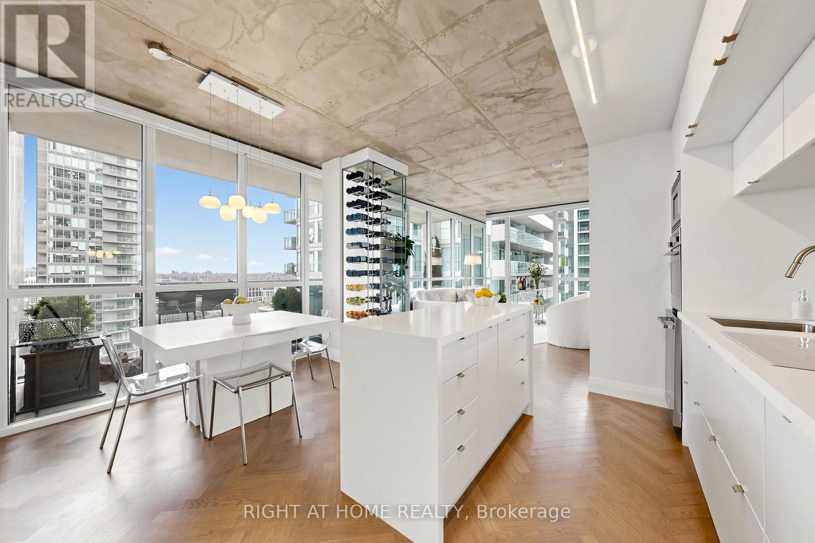 2409 - 88 Blue Jays Way, Toronto, Ontario  M5V 0L7 - Photo 1 - C13090516