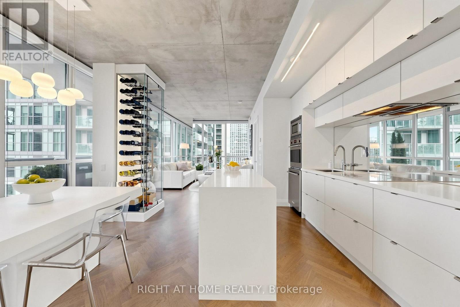 2409 - 88 Blue Jays Way, Toronto, Ontario  M5V 0L7 - Photo 4 - C13090516