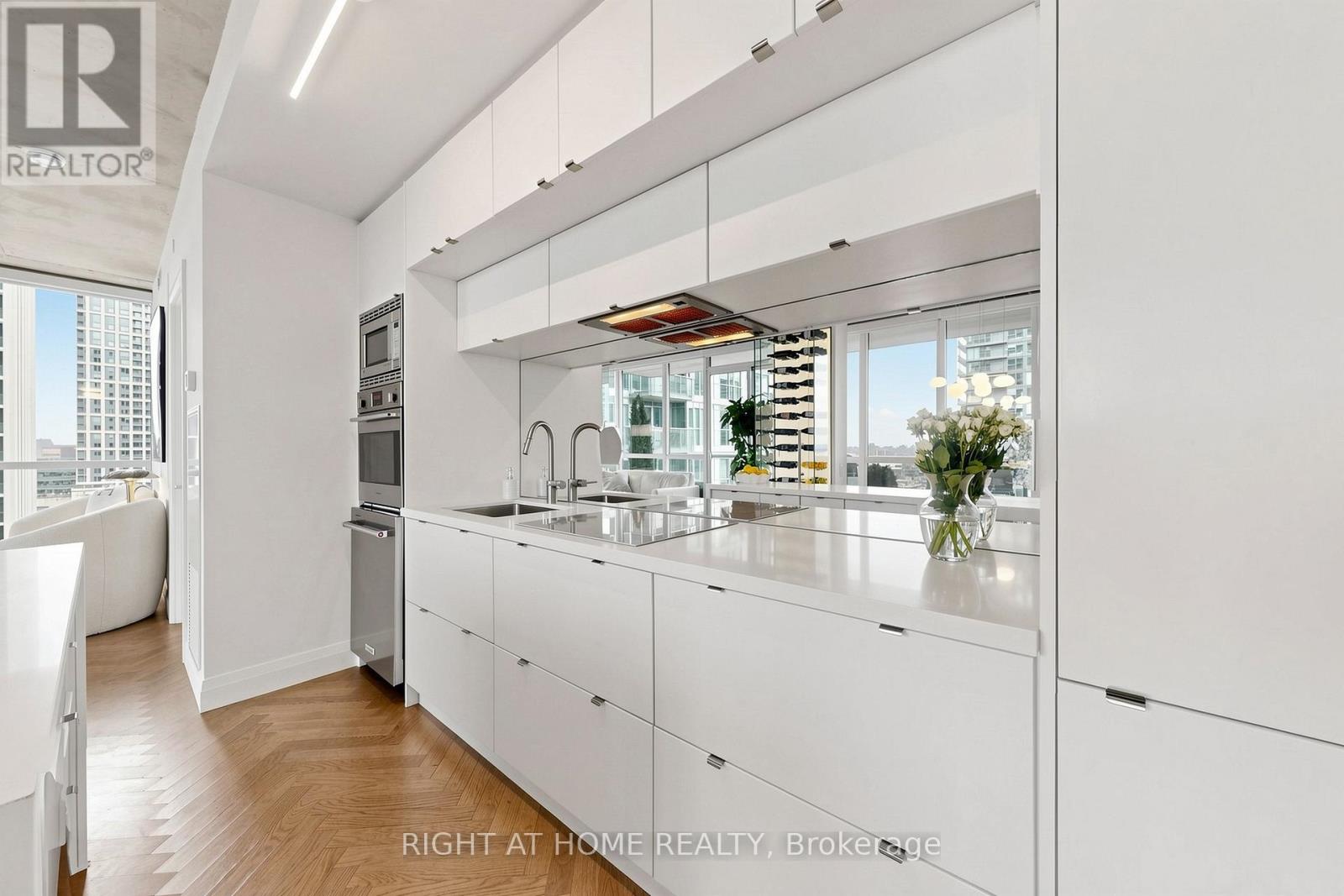 2409 - 88 Blue Jays Way, Toronto, Ontario  M5V 0L7 - Photo 8 - C13090516