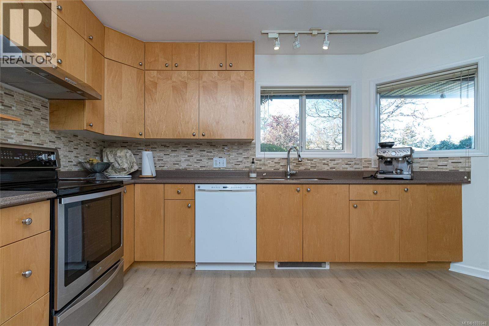 1804 Newton St, Saanich, British Columbia  V8R 2R4 - Photo 11 - 1033348