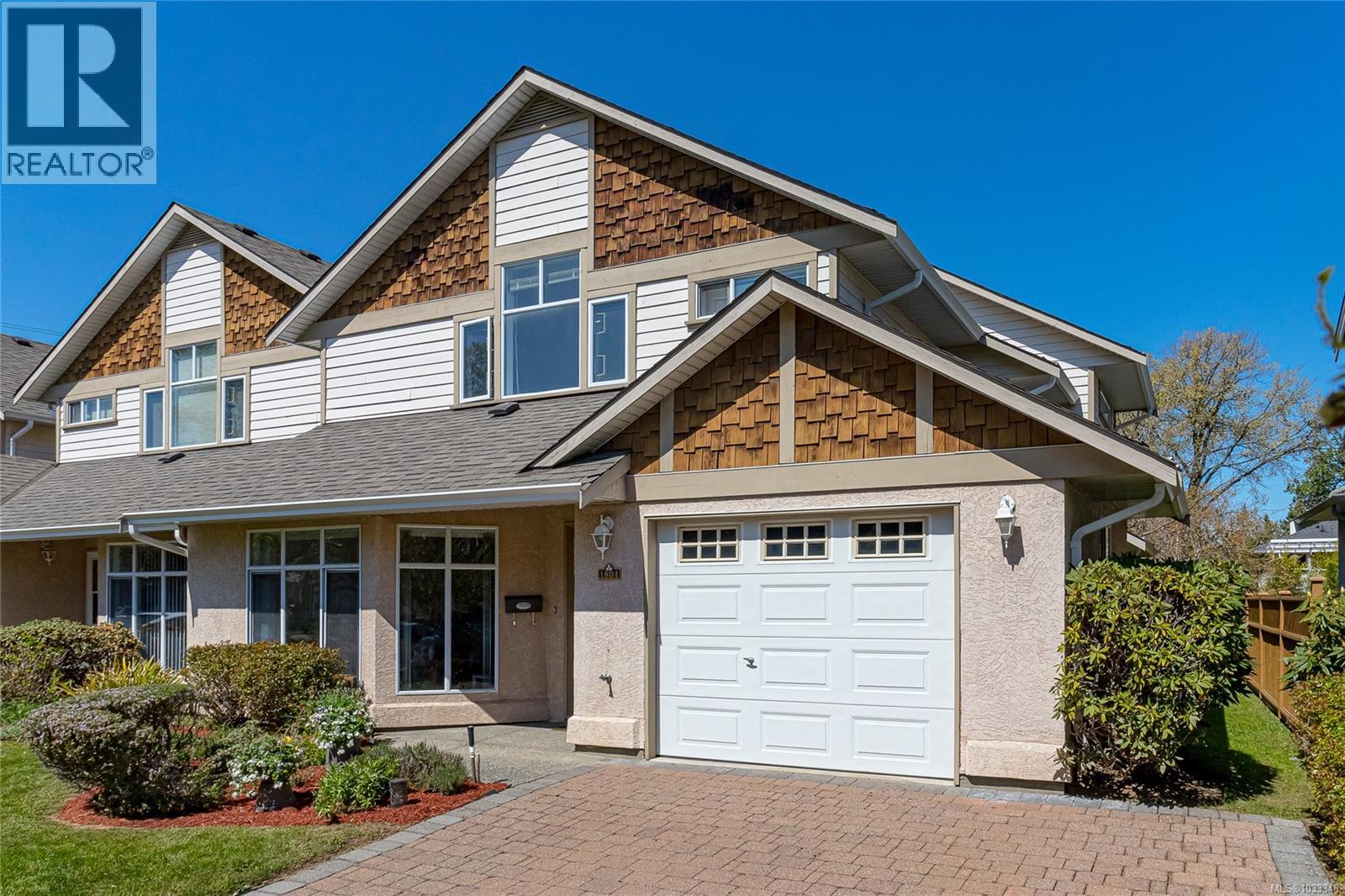 1804 Newton St, Saanich, British Columbia  V8R 2R4 - Photo 2 - 1033348