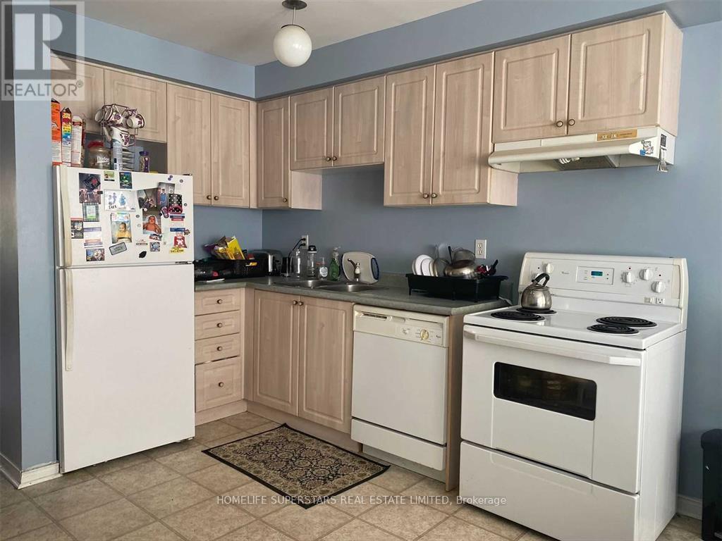 25 Shining Star Crescent, Toronto, Ontario  M6M 5L6 - Photo 4 - W13090322