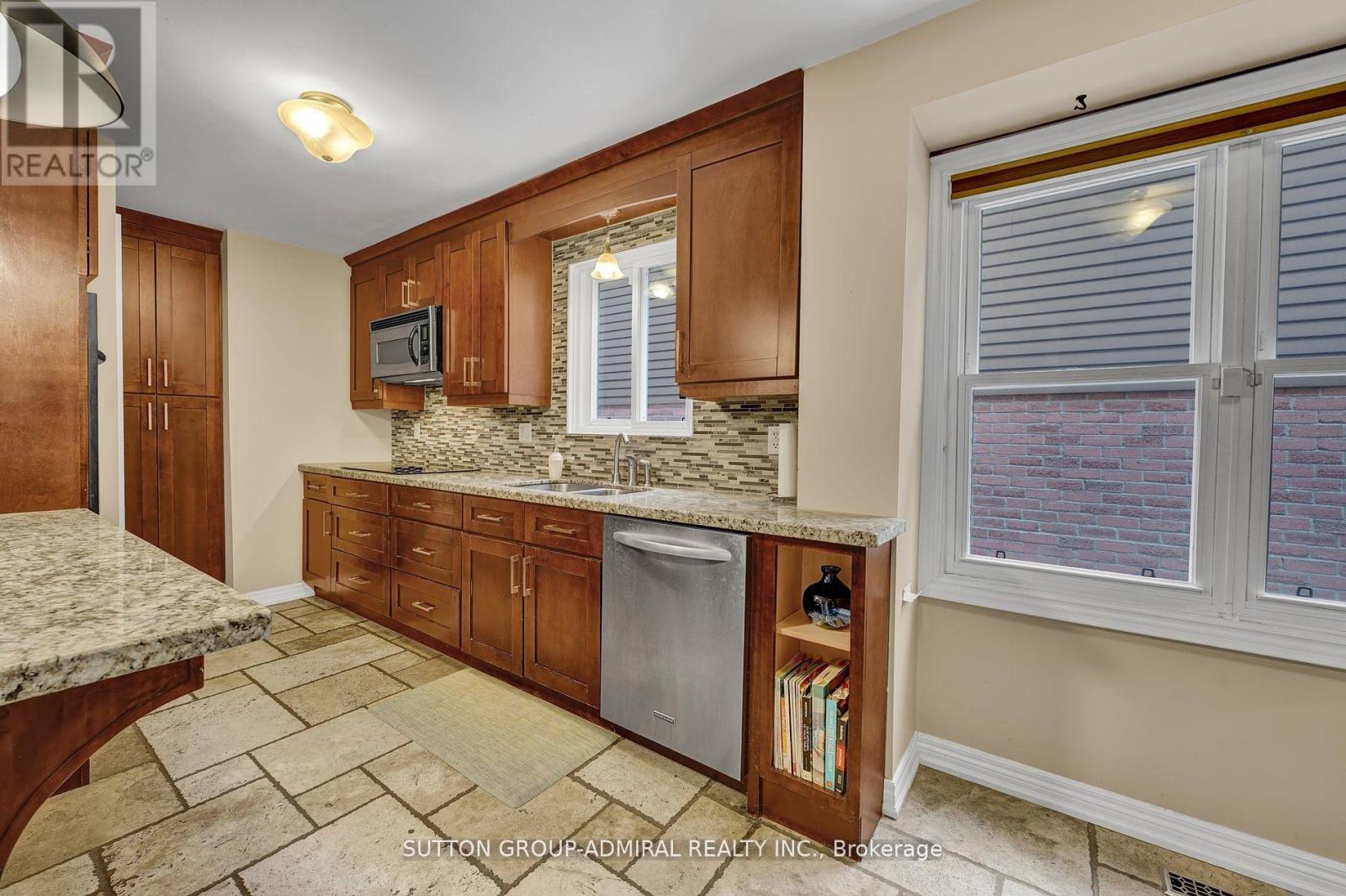 52 Garden Avenue, Brampton, Ontario  L6X 1M6 - Photo 13 - W13090496