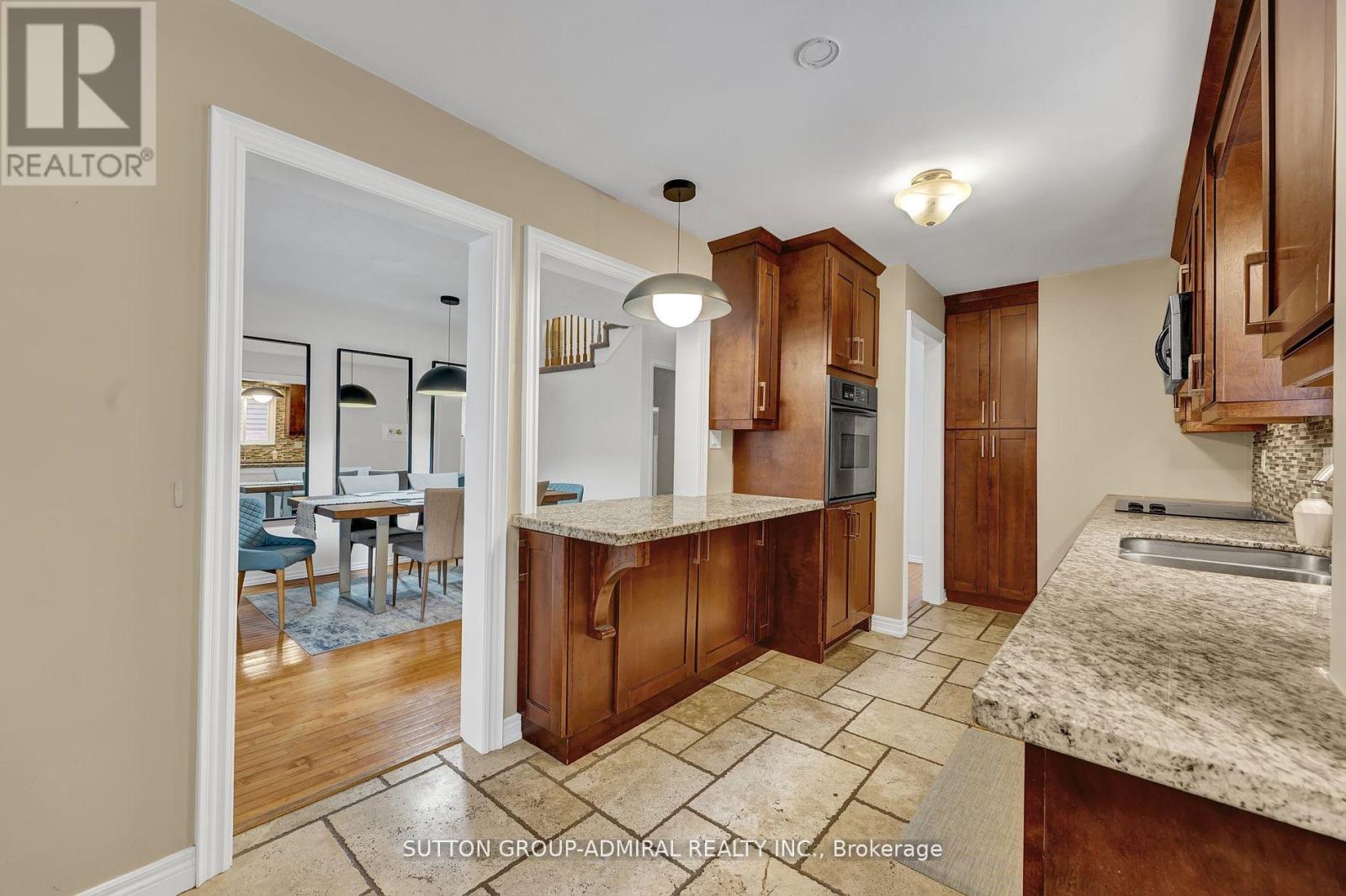 52 Garden Avenue, Brampton, Ontario  L6X 1M6 - Photo 15 - W13090496
