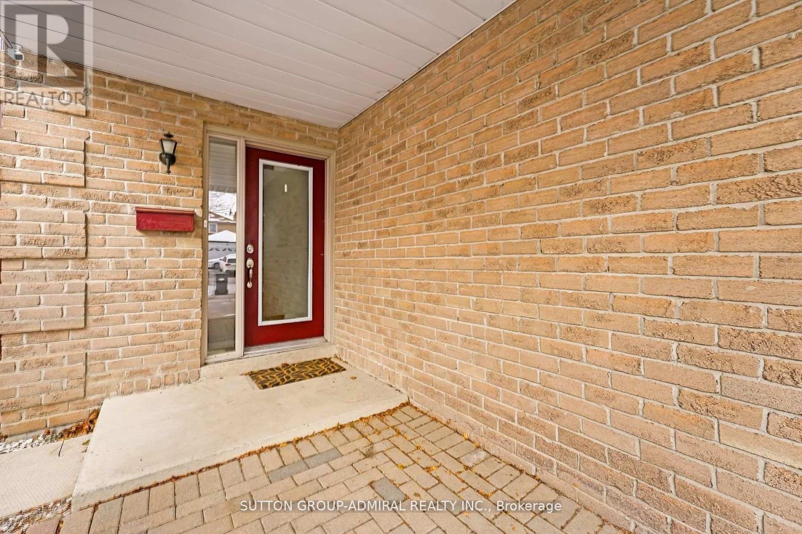 52 Garden Avenue, Brampton, Ontario  L6X 1M6 - Photo 4 - W13090496