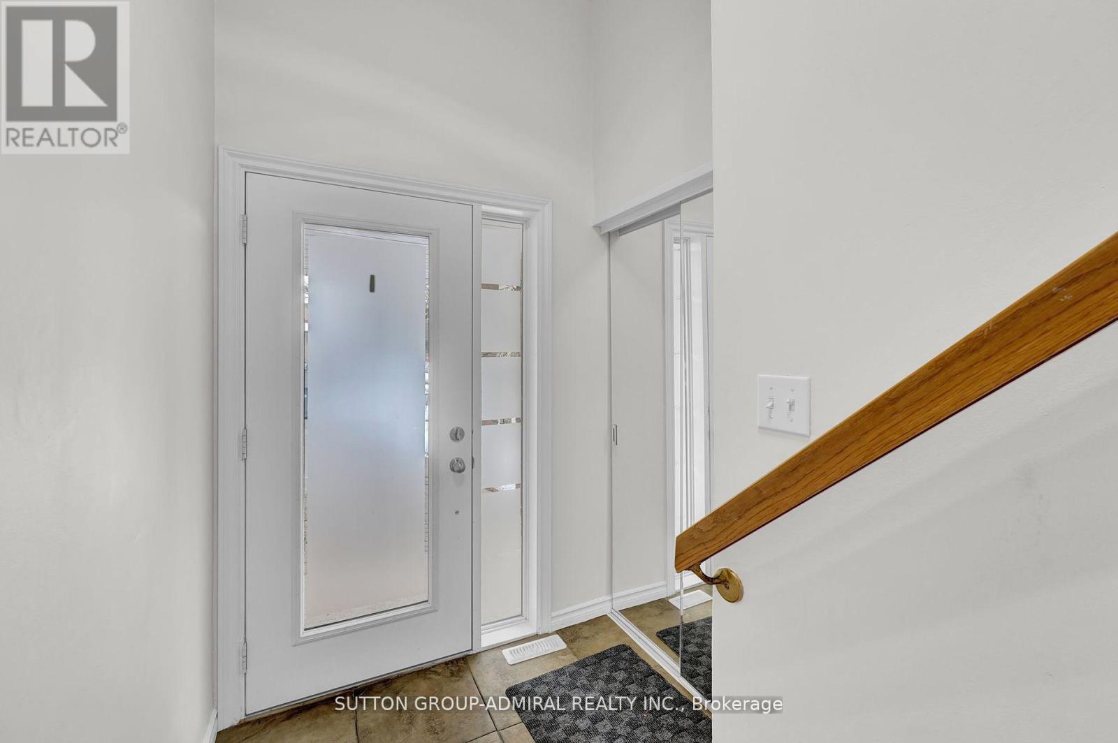 52 Garden Avenue, Brampton, Ontario  L6X 1M6 - Photo 5 - W13090496