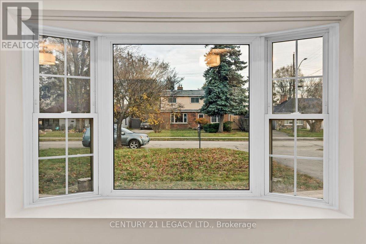 2027 Churchill Avenue, Burlington, Ontario  L7R 3T8 - Photo 8 - W13090498
