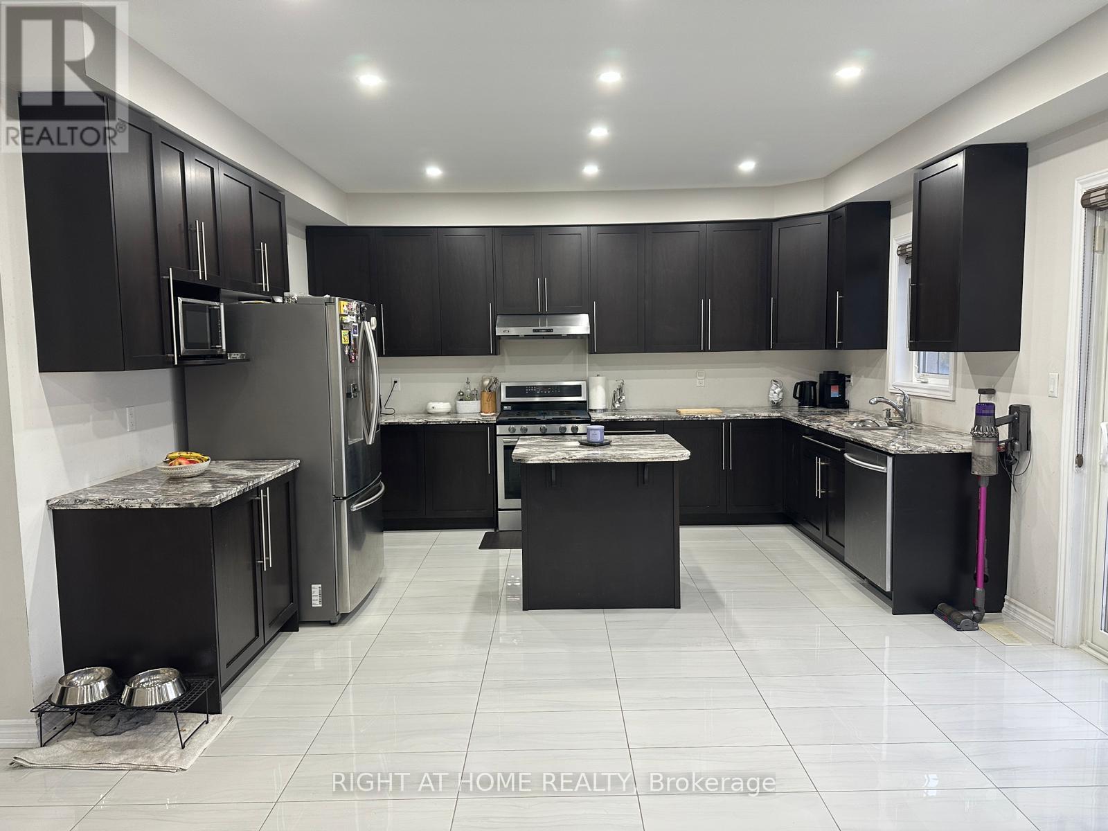 16 Action Drive, Brampton, Ontario  L7A 4X8 - Photo 5 - W13090548