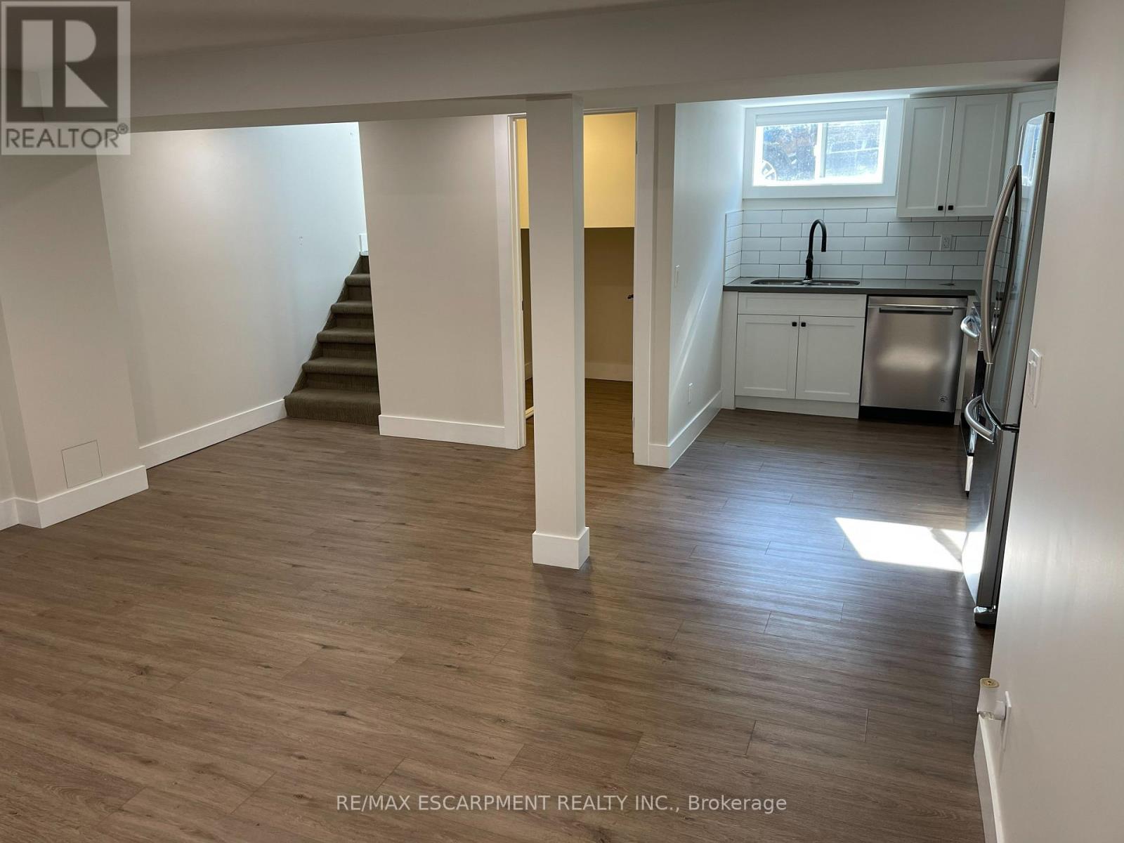 2 - 8 Alderney Avenue, Hamilton, Ontario  L9A 2A5 - Photo 2 - X13090334