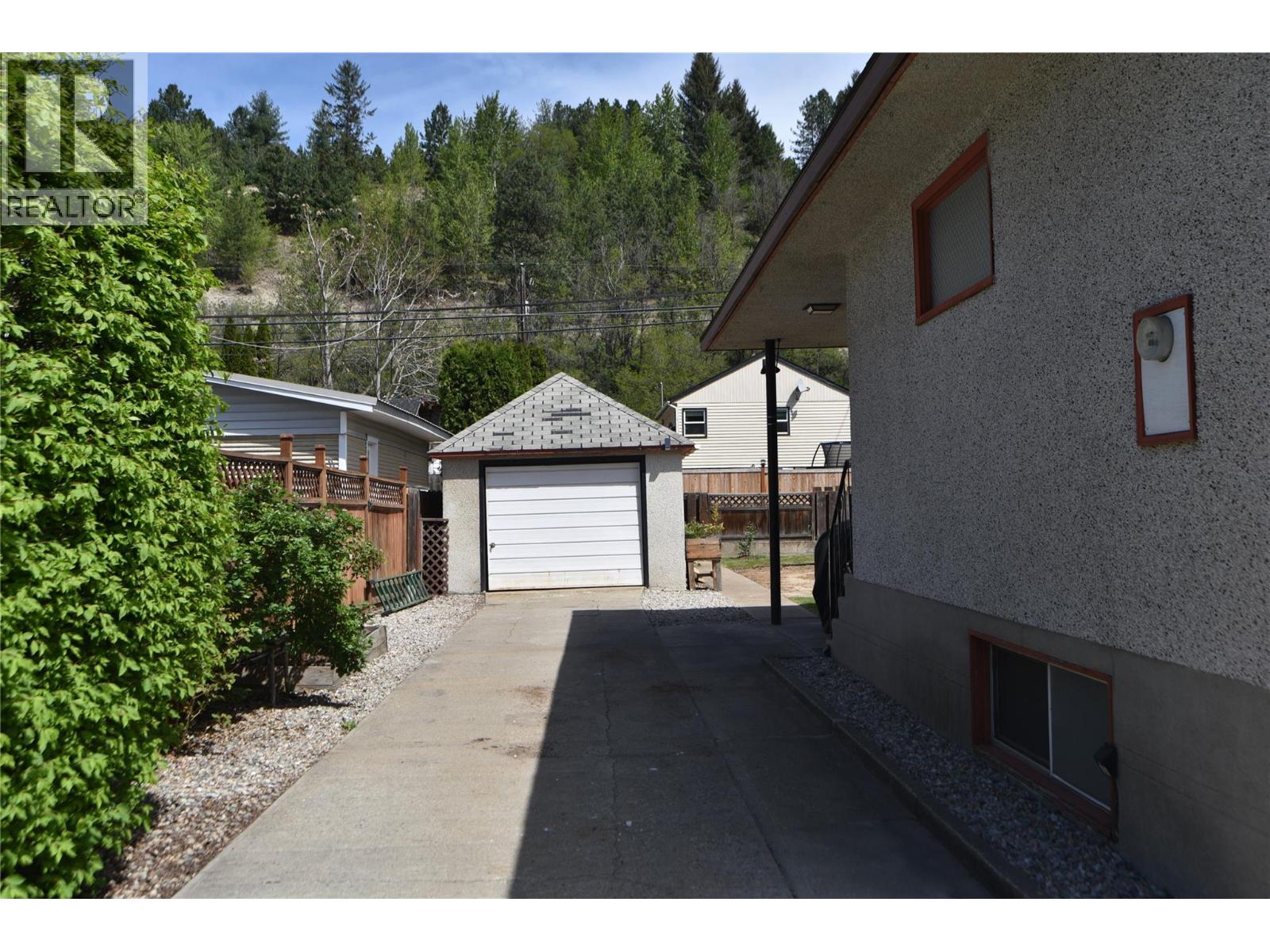 2227 Seventh Avenue, Trail, British Columbia  V1R 3C8 - Photo 3 - 10386050
