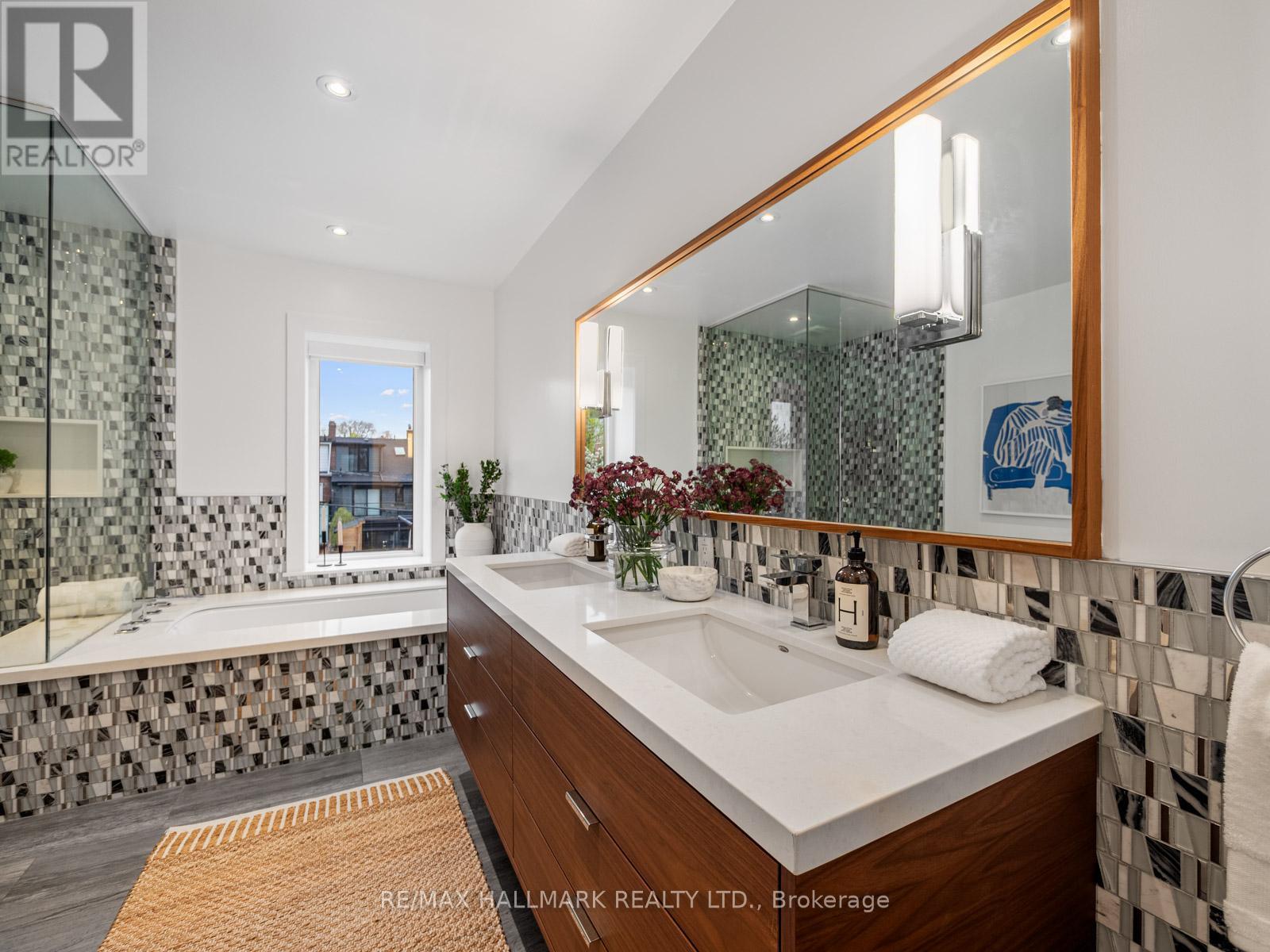 16 Bain Avenue, Toronto, Ontario  M4K 1E6 - Photo 23 - E13090380