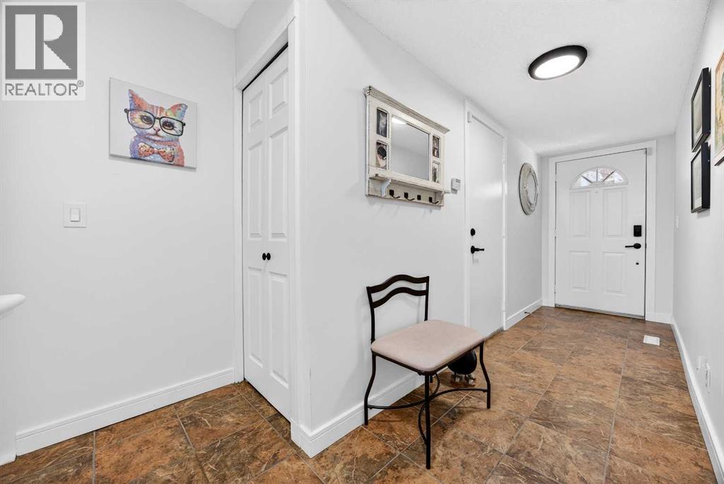 94 Candle Terrace SW, Calgary, Alberta  T2W 6G7 - Photo 4 - A2308043