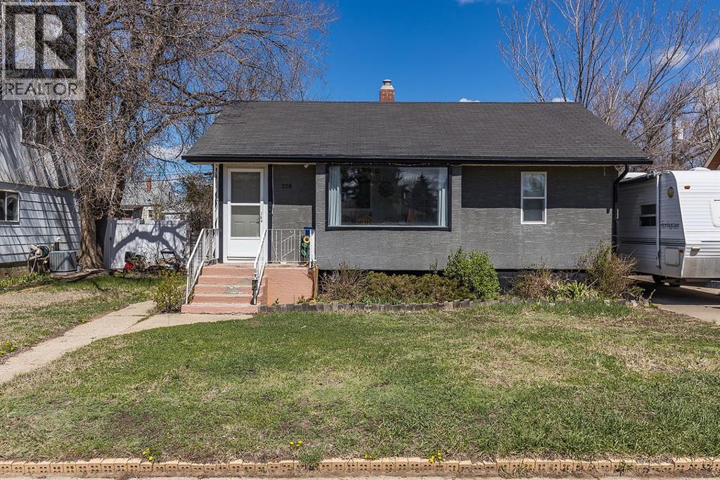 228 11 Street Sw, Medicine Hat, Alberta  T1A 4S4 - Photo 1 - A2308538