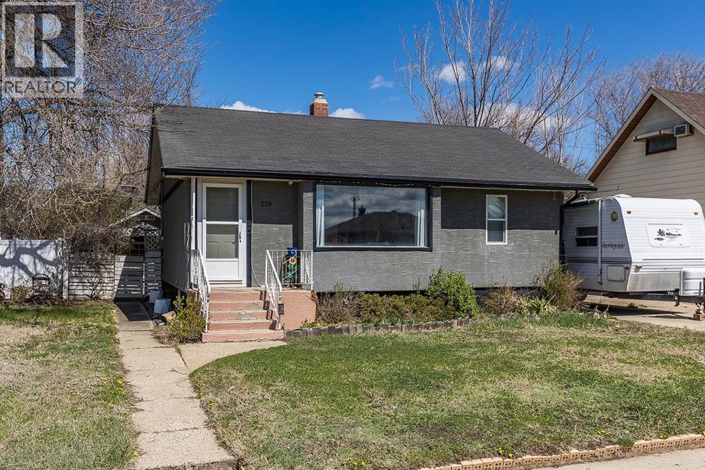 228 11 Street Sw, Medicine Hat, Alberta  T1A 4S4 - Photo 2 - A2308538