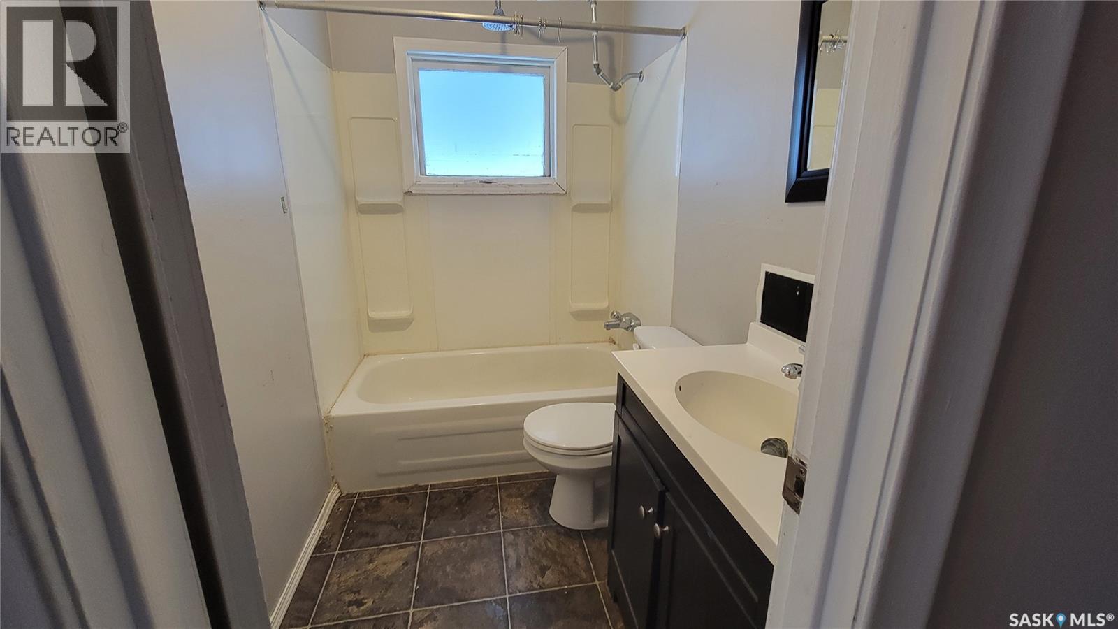 4906 52nd Street, Macklin, Saskatchewan  S0L 2C0 - Photo 6 - SK034933