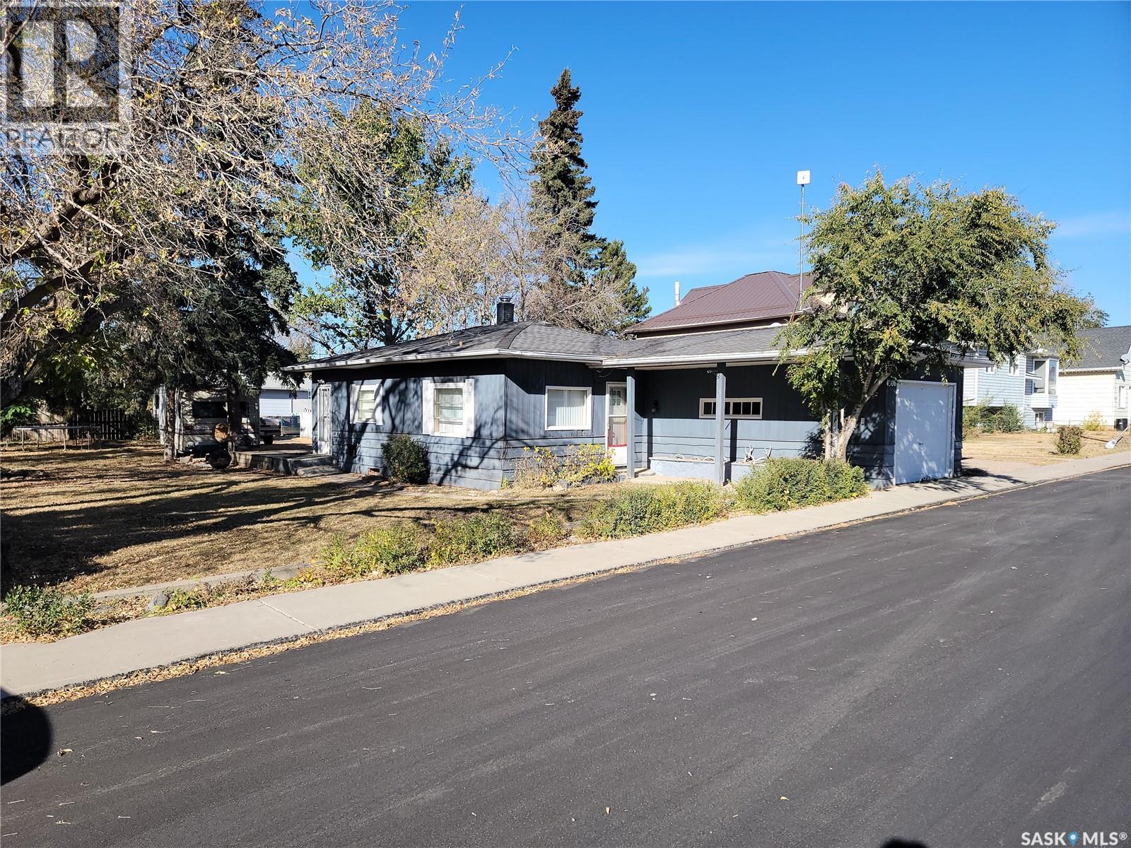 4906 52nd STREET, Macklin, Saskatchewan