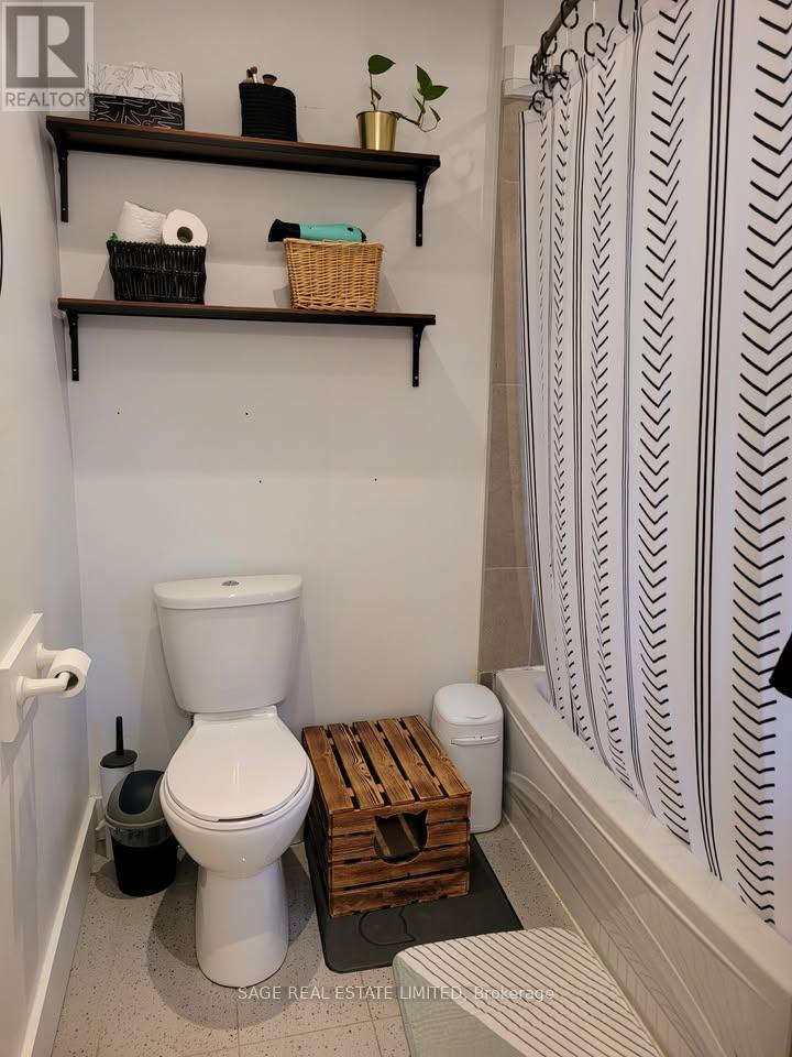 Upper - 108 Pearson Avenue, Toronto, Ontario  M6R 1G5 - Photo 11 - W13090644