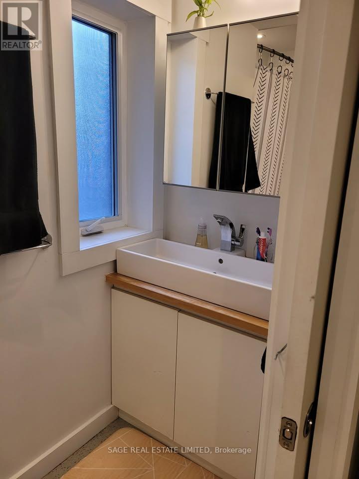 Upper - 108 Pearson Avenue, Toronto, Ontario  M6R 1G5 - Photo 12 - W13090644