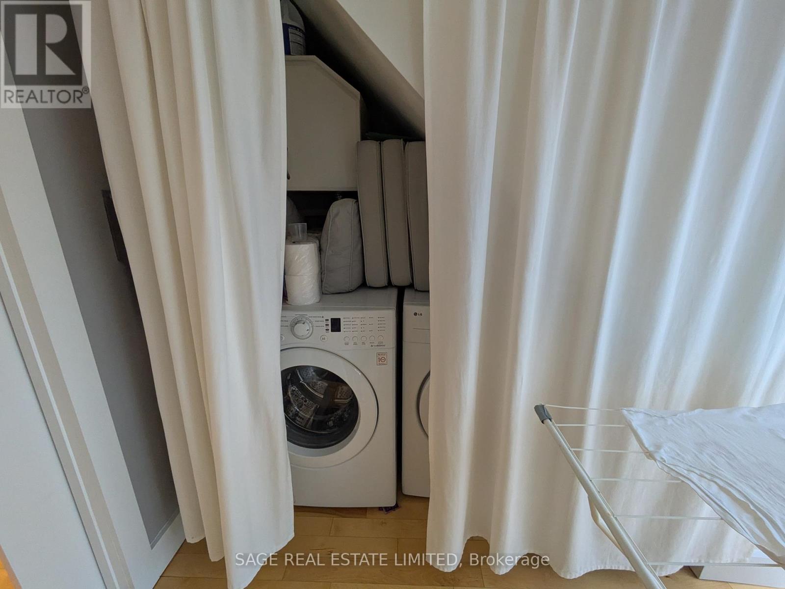 Upper - 108 Pearson Avenue, Toronto, Ontario  M6R 1G5 - Photo 18 - W13090644