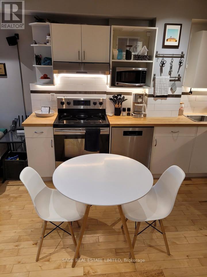 Upper - 108 Pearson Avenue, Toronto, Ontario  M6R 1G5 - Photo 2 - W13090644