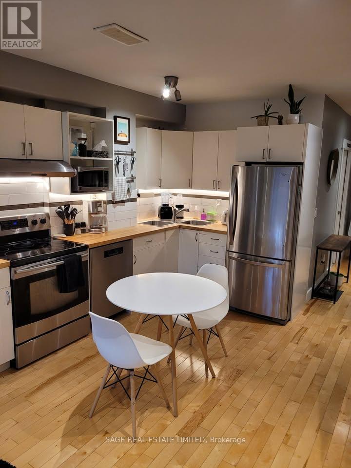 Upper - 108 Pearson Avenue, Toronto, Ontario  M6R 1G5 - Photo 3 - W13090644