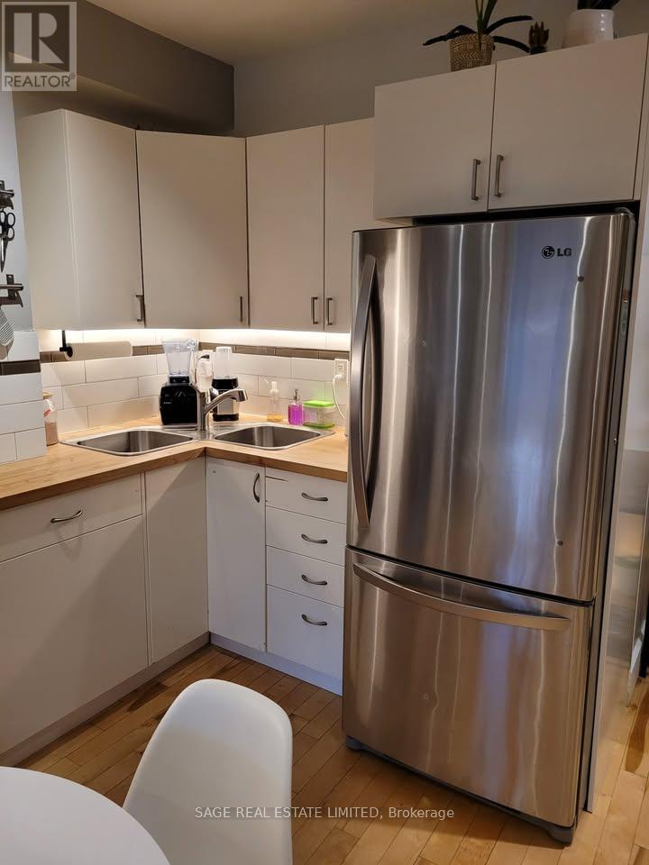 Upper - 108 Pearson Avenue, Toronto, Ontario  M6R 1G5 - Photo 4 - W13090644