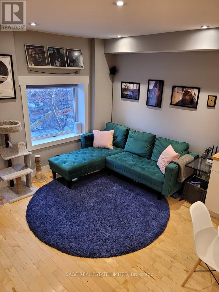 Upper - 108 Pearson Avenue, Toronto, Ontario  M6R 1G5 - Photo 6 - W13090644