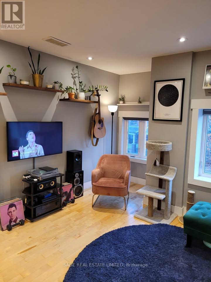Upper - 108 Pearson Avenue, Toronto, Ontario  M6R 1G5 - Photo 8 - W13090644