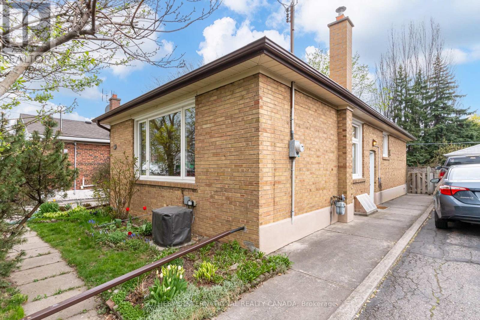 16 Paulart Drive, Toronto, Ontario  M9B 3V4 - Photo 2 - W13090680