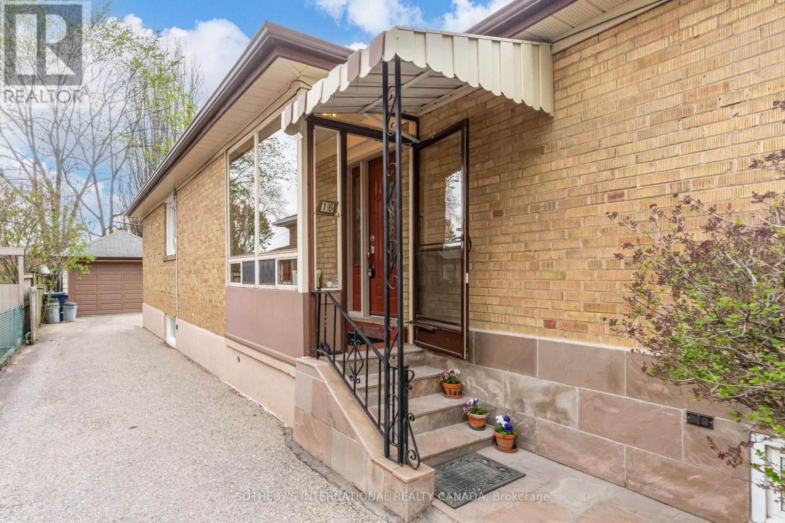 16 Paulart Drive, Toronto, Ontario  M9B 3V4 - Photo 4 - W13090680