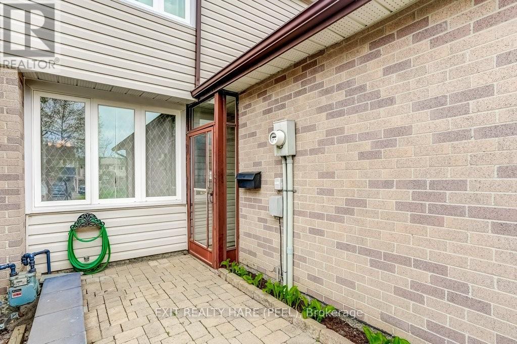 28 Sparklett Crescent, Brampton, Ontario  L6Z 1M8 - Photo 4 - W13090758