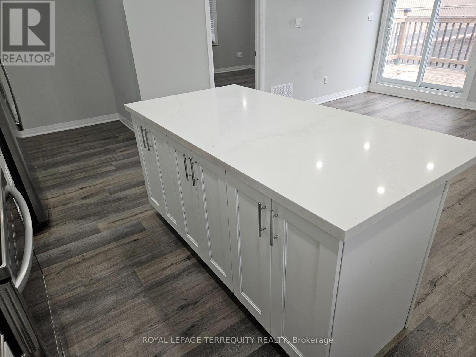 3392 Lake Shore Boulevard, Toronto, Ontario  M8W 1M9 - Photo 4 - W13090522