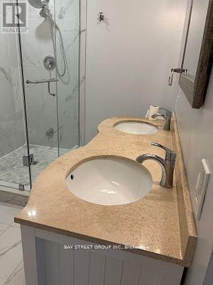 2086 Pharmacy Avenue, Toronto, Ontario  M1W 1H8 - Photo 12 - E13090980
