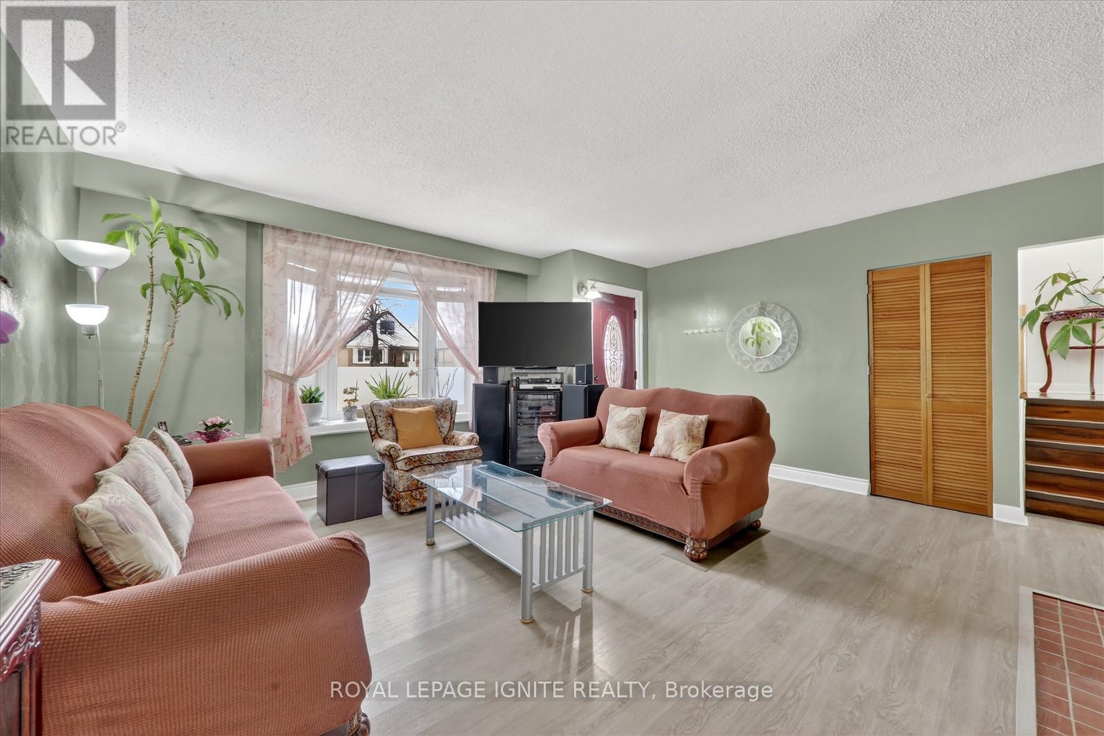 16 Vankirk Road, Toronto, Ontario  M1P 1M7 - Photo 7 - E13091042
