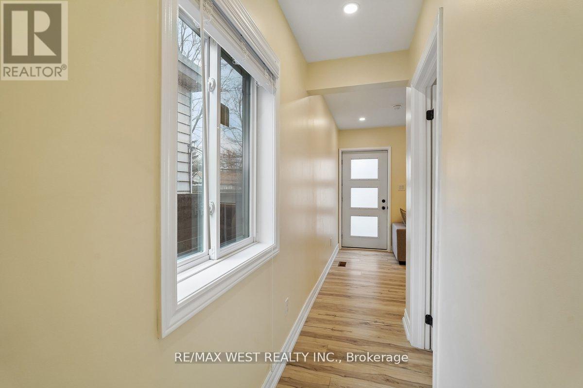 201 Rhodes Avenue, Toronto, Ontario  M4L 3A2 - Photo 12 - E13091072