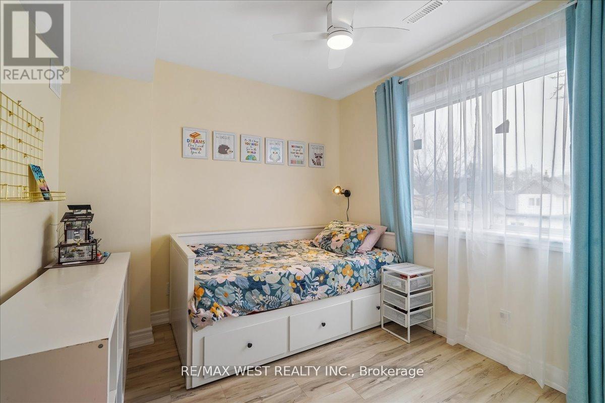 201 Rhodes Avenue, Toronto, Ontario  M4L 3A2 - Photo 17 - E13091072