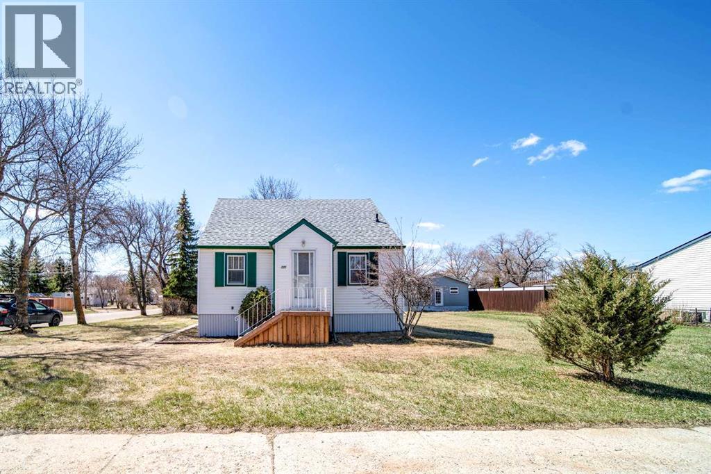737 9 Avenue, Wainwright, Alberta  T9W 1B9 - Photo 2 - A2308220